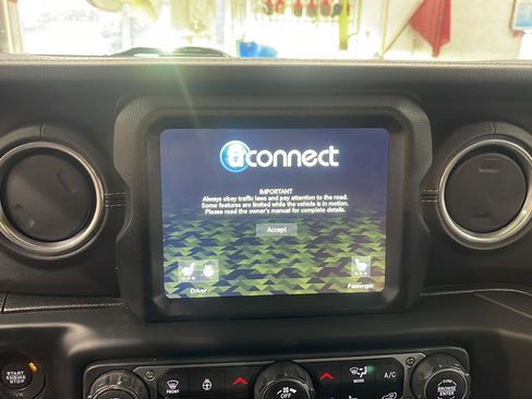 Used 2019 Jeep Wrangler Unlimited Sahara image 16