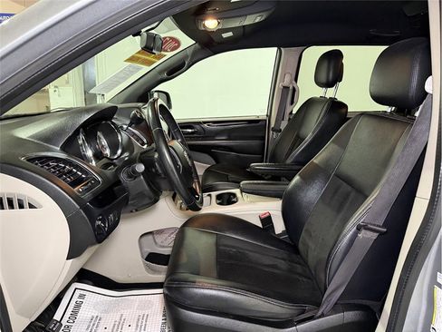 Used 2017 Dodge Grand Caravan SXT image 11