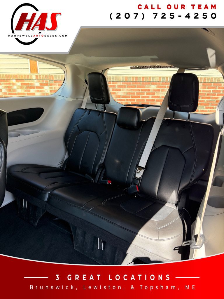 Used 2024 Chrysler Pacifica Touring-L FWD image 12