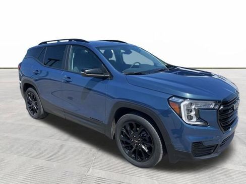 Used 2024 GMC Terrain SLE w/ Driver Convenience Package FWD image 2