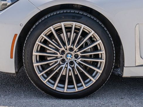 Used 2022 BMW 740i w/ Luxury Rear Seating Package RWD image 32