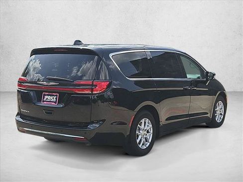 Used 2024 Chrysler Pacifica Touring-L FWD image 5