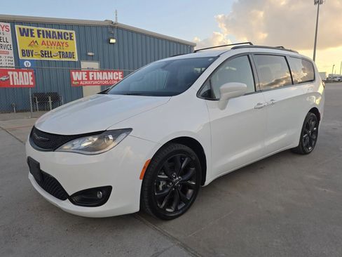 Used 2019 Chrysler Pacifica Touring-L Plus w/ S Appearance Package FWD image 2