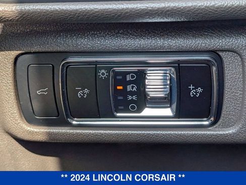 Used 2024 Lincoln Corsair AWD image 28