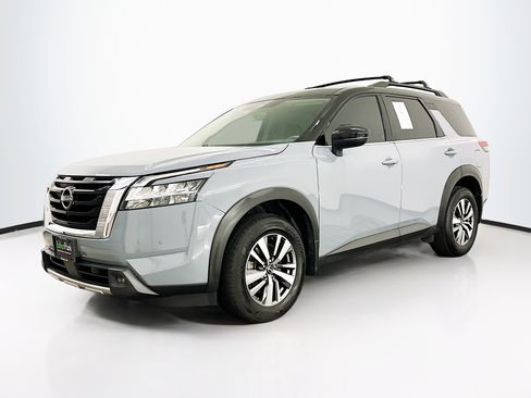 Used 2023 Nissan Pathfinder SL AWD/4WD image 3