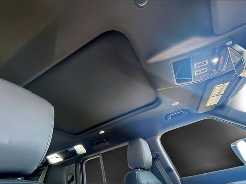 Used 2025 Land Rover Defender 110 S image 17