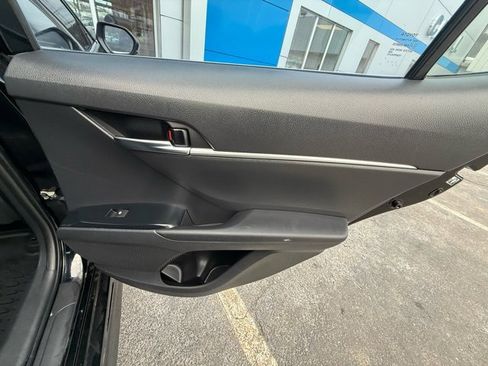 Used 2018 Toyota Camry SE w/ Moonroof Package image 17