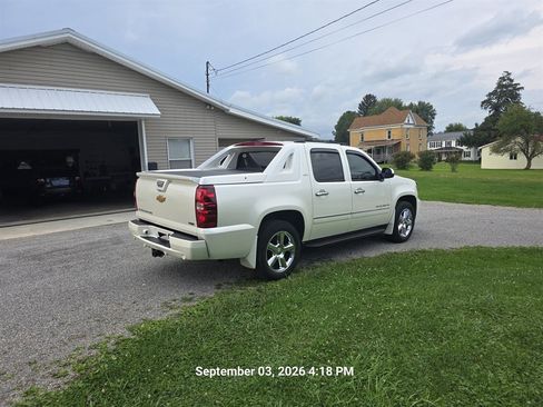 Used 2011 Chevrolet Avalanche LTZ AWD/4WD image 4