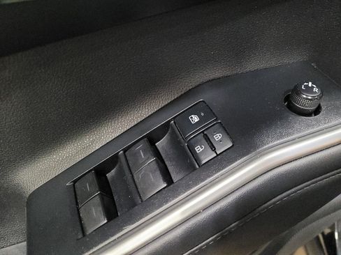 Used 2022 Toyota Highlander LE AWD/4WD image 27