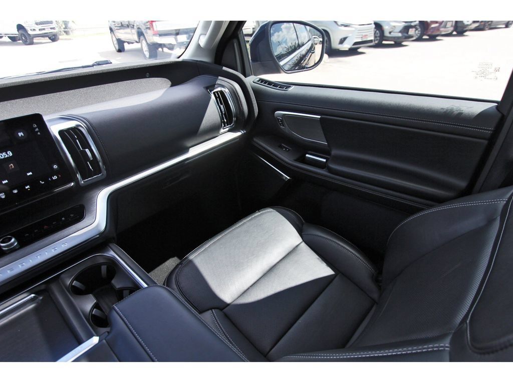 Used 2025 Ford Expedition Platinum AWD/4WD image 11