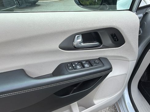 Used 2024 Chrysler Pacifica Touring-L FWD image 15