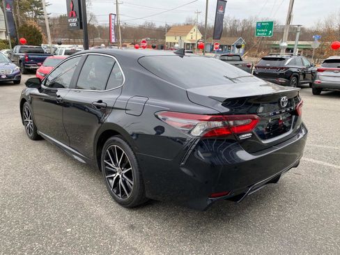 Used 2023 Toyota Camry SE image 3