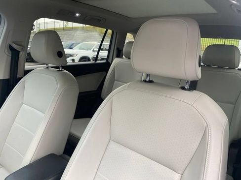 Used 2018 Volkswagen Tiguan SE w/ Panoramic Sunroof Package FWD image 12