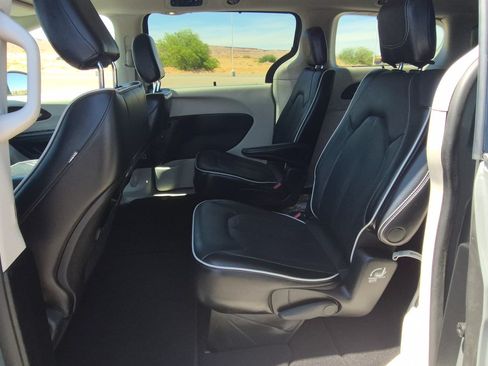 Used 2022 Chrysler Pacifica Limited FWD image 27