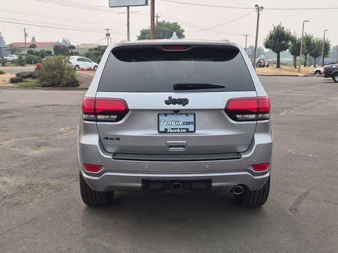 Used 2017 Jeep Grand Cherokee Altitude AWD/4WD image 4