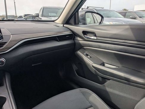 Used 2025 Nissan Altima 2.5 SV image 15