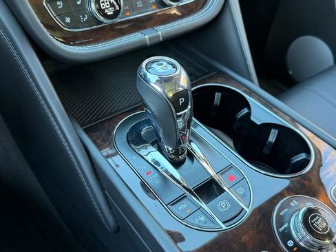 Used 2018 Bentley Bentayga image 23