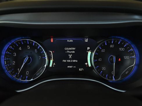 Used 2024 Chrysler Pacifica Touring-L image 13