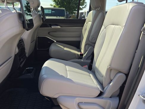 Used 2024 Jeep Wagoneer Series III w/ Premium Group I image 20