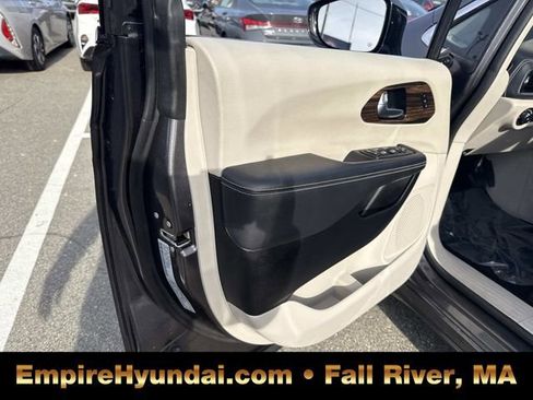 Used 2023 Chrysler Pacifica Limited image 19