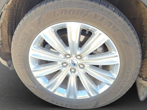 Used 2021 Ford Explorer Limited w/ Equipment Group 301A AWD/4WD image 4
