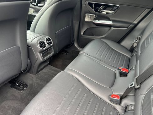 Used 2025 Mercedes-Benz GLC 300 4MATIC image 29