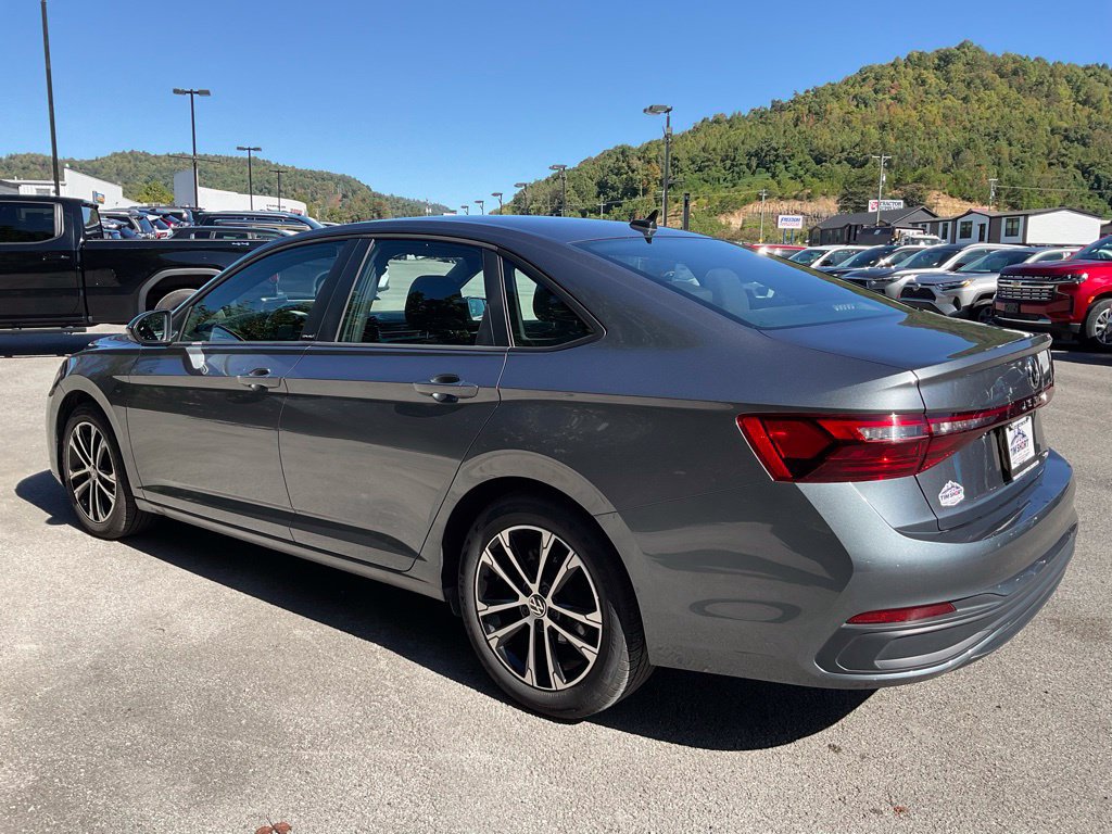 Used 2025 Volkswagen Jetta Sport FWD image 4