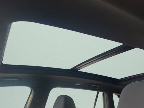 Used 2025 Volkswagen Tiguan SE R-Line image 16