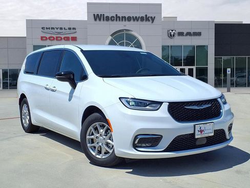 New 2026 Chrysler Pacifica Select image 1