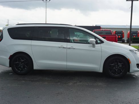 Used 2019 Chrysler Pacifica Touring-L Plus FWD image 4
