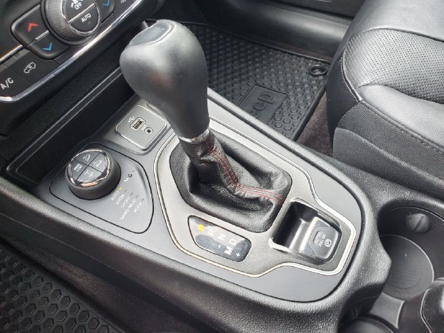 Used 2019 Jeep Cherokee Trailhawk AWD/4WD image 38