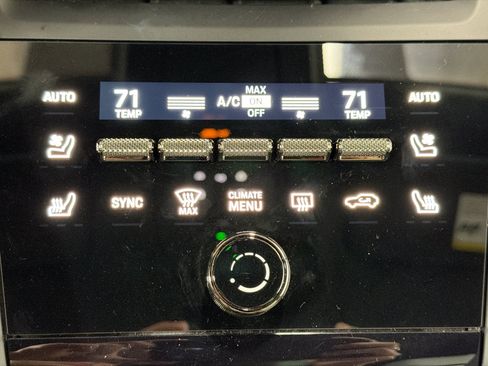 Certified 2025 Porsche Macan Turbo Electric AWD/4WD image 35