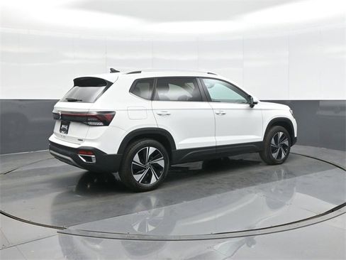 Used 2025 Volkswagen Taos SE w/ Panoramic Sunroof Package image 7
