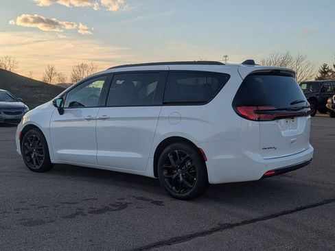 New 2026 Chrysler Pacifica Select image 5