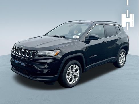 Used 2025 Jeep Compass Latitude AWD/4WD image 3