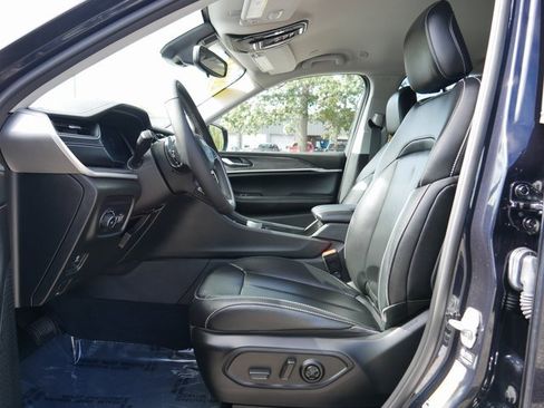 Used 2024 Jeep Grand Cherokee L Limited w/ Black Appearance Package image 12