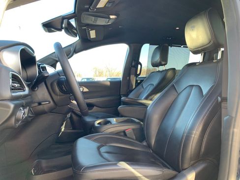 Used 2025 Chrysler Pacifica Select image 29