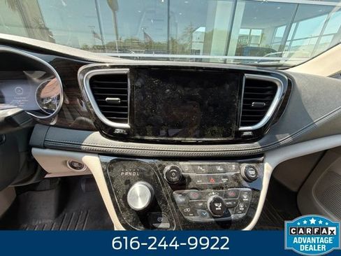 Used 2023 Chrysler Pacifica Limited AWD/4WD image 16