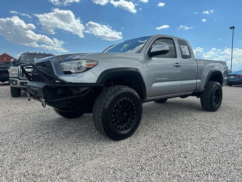 Used 2016 Toyota Tacoma TRD Off-Road AWD/4WD image 4