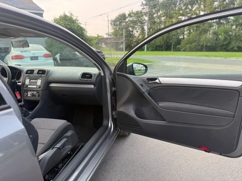 Used 2010 Volkswagen Golf 2-Door FWD image 16