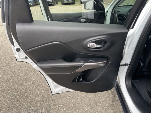 Used 2019 Jeep Cherokee Limited AWD/4WD image 25