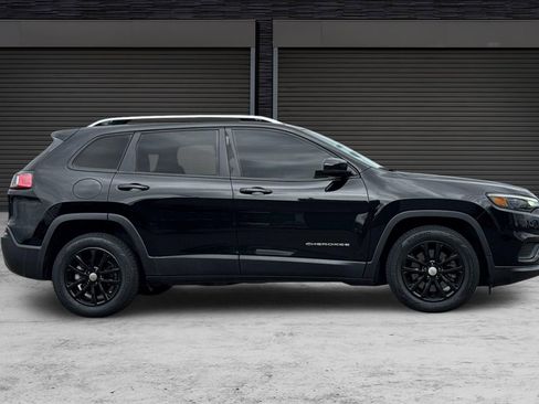 Used 2021 Jeep Cherokee Latitude FWD image 3