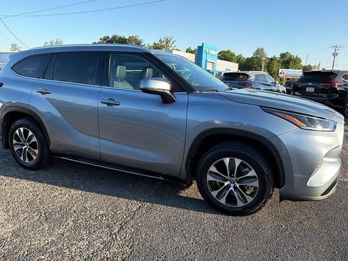 Used 2021 Toyota Highlander XLE AWD/4WD image 3
