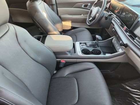 New 2026 Kia Carnival EX image 11