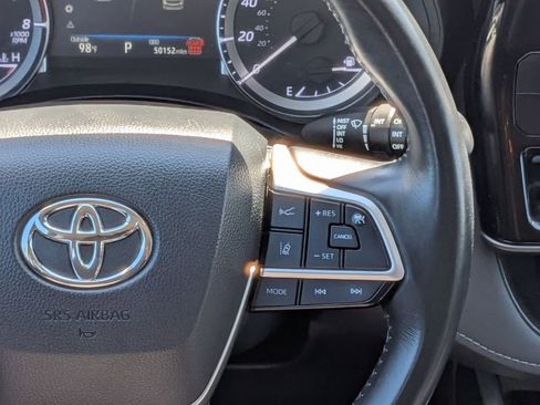 Used 2024 Toyota Highlander LE FWD image 24