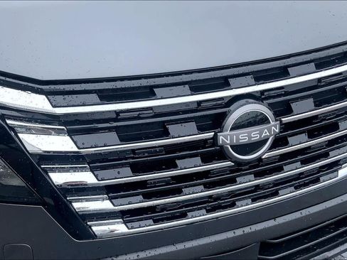 Used 2025 Nissan Rogue SV w/ SV Premium Package image 30