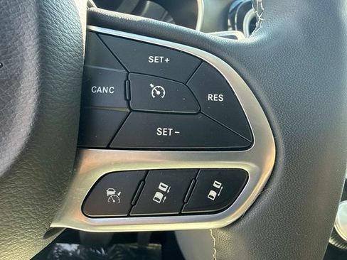 Used 2023 Chrysler Pacifica Touring-L FWD image 21