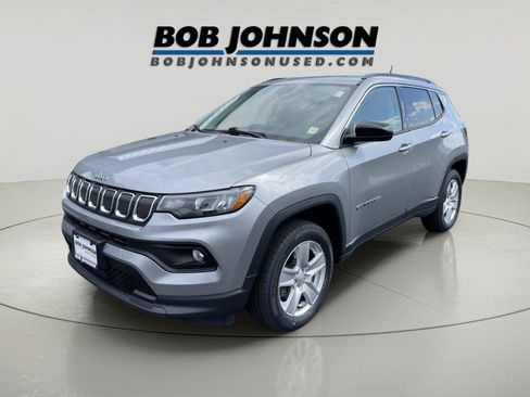 Used 2022 Jeep Compass Latitude w/ Convenience Group AWD/4WD image 3