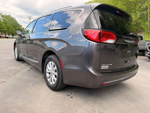 Used 2018 Chrysler Pacifica Touring-L Plus FWD image 7