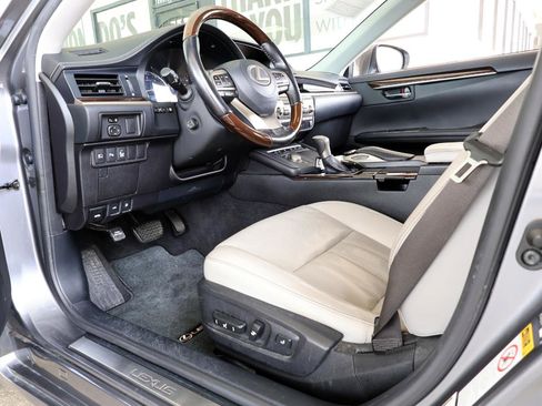 Used 2016 Lexus ES 350 w/ Luxury Package w/Wood Trim image 37